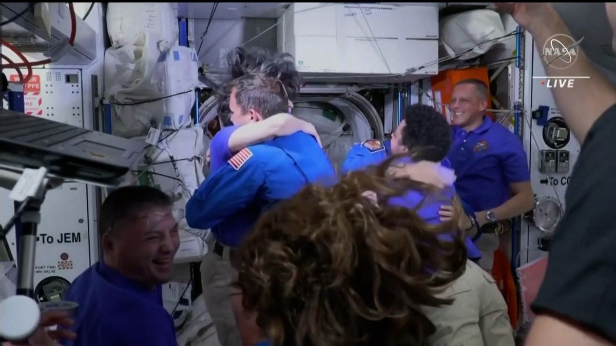 Loď Crew Dragon s Američany, Ruskou a Japoncem přistála u ISS